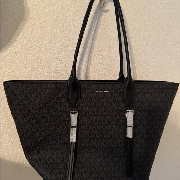 Michael Kors Black Tote Sleek Durable Design - Picture 1 of 7